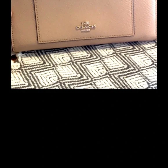 Authentic Coach Tan wallet in good condition open to offers - Picture 2 of 4